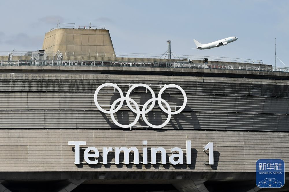 奥运五环标志亮相法国巴黎戴高乐机场