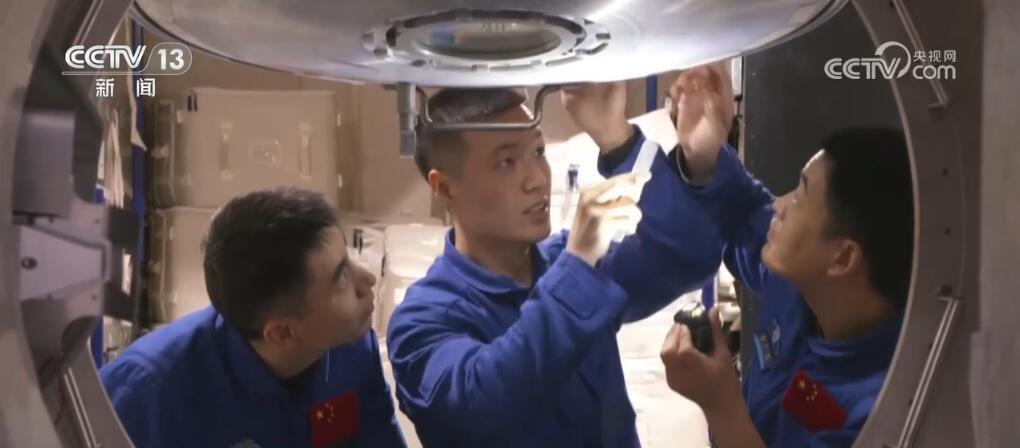 全员“80后”!神舟十八号乘组首度亮相 全员“80后”!神舟十八号乘组首度亮相