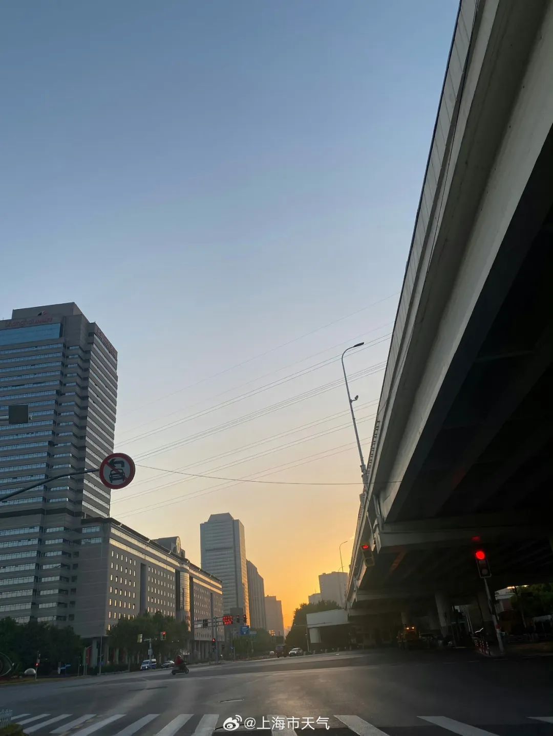 火了！上海外滩昨晚市民扎堆，只因"拗"出了这个造型！