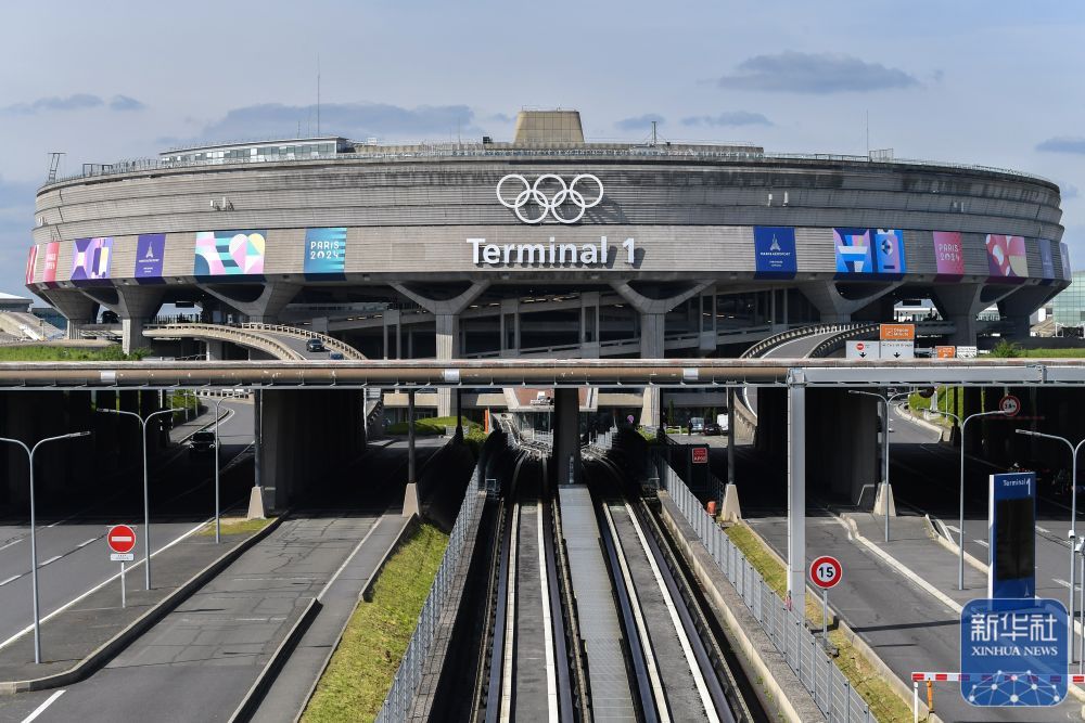 奥运五环标志亮相法国巴黎戴高乐机场