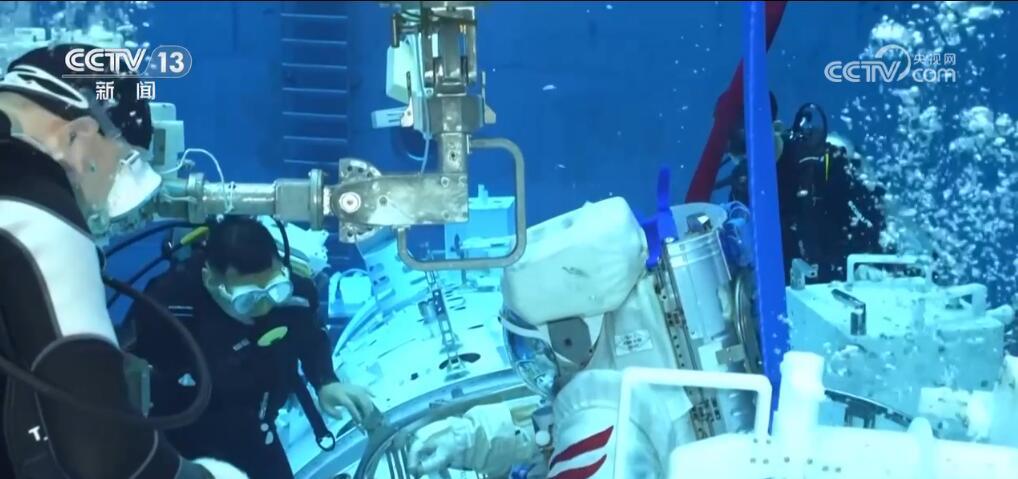 全员“80后”!神舟十八号乘组首度亮相 全员“80后”!神舟十八号乘组首度亮相