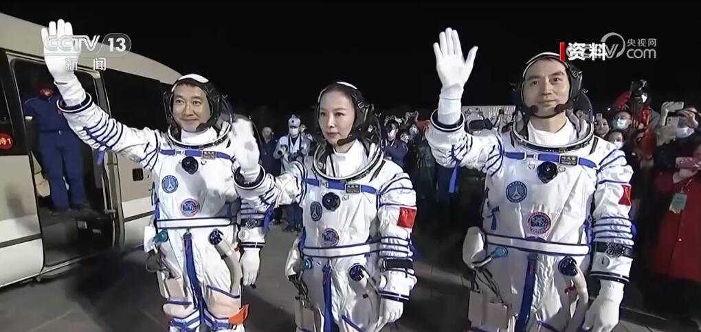 全员“80后”!神舟十八号乘组首度亮相 全员“80后”!神舟十八号乘组首度亮相
