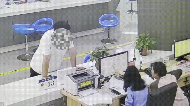 胆真大！网逃人员来公安局办证大厅办护照业务，邵阳辅警巧妙周旋