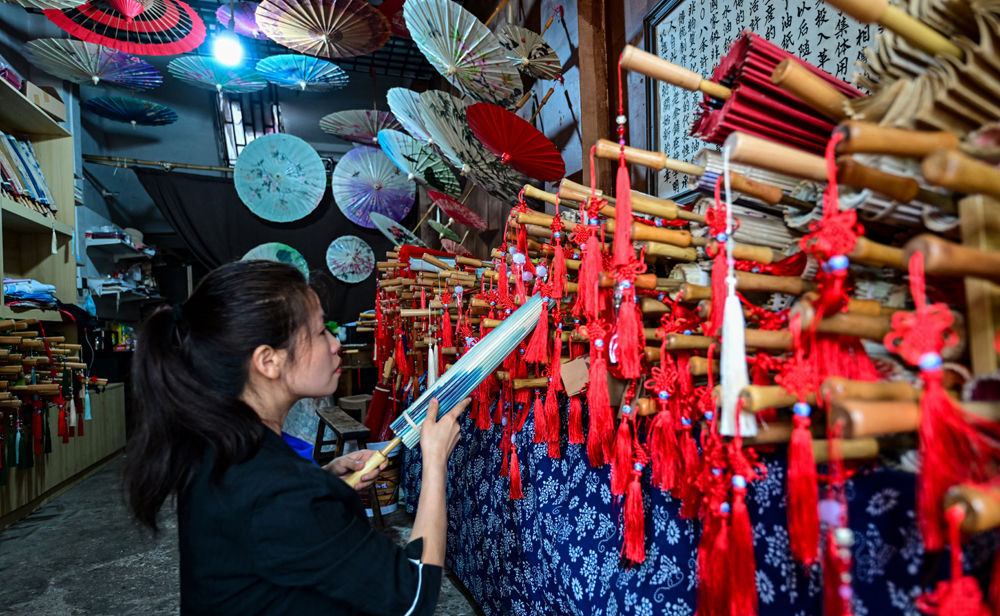 四川泸州：纸伞制作忙 “非遗”靓市场