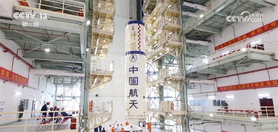 “神箭”保障安全、飞船配置“豪华” 神舟十八号航天员乘组整装待发！