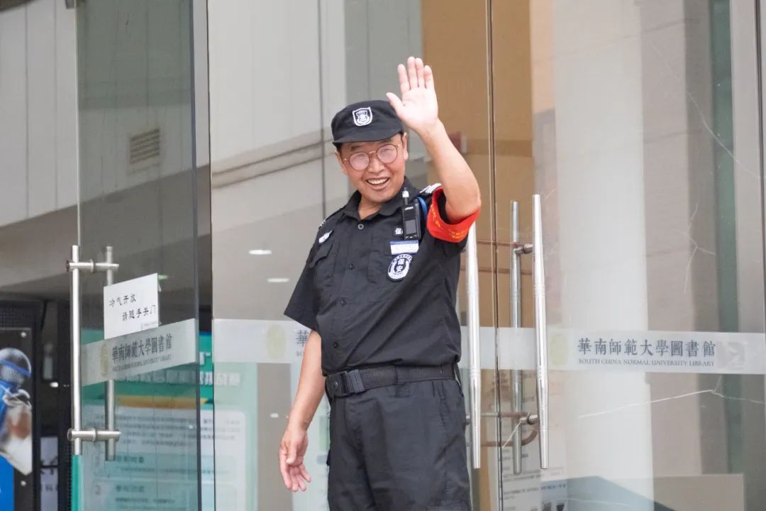 爆火的华师微笑保安叔叔，一出手惊艳所有人