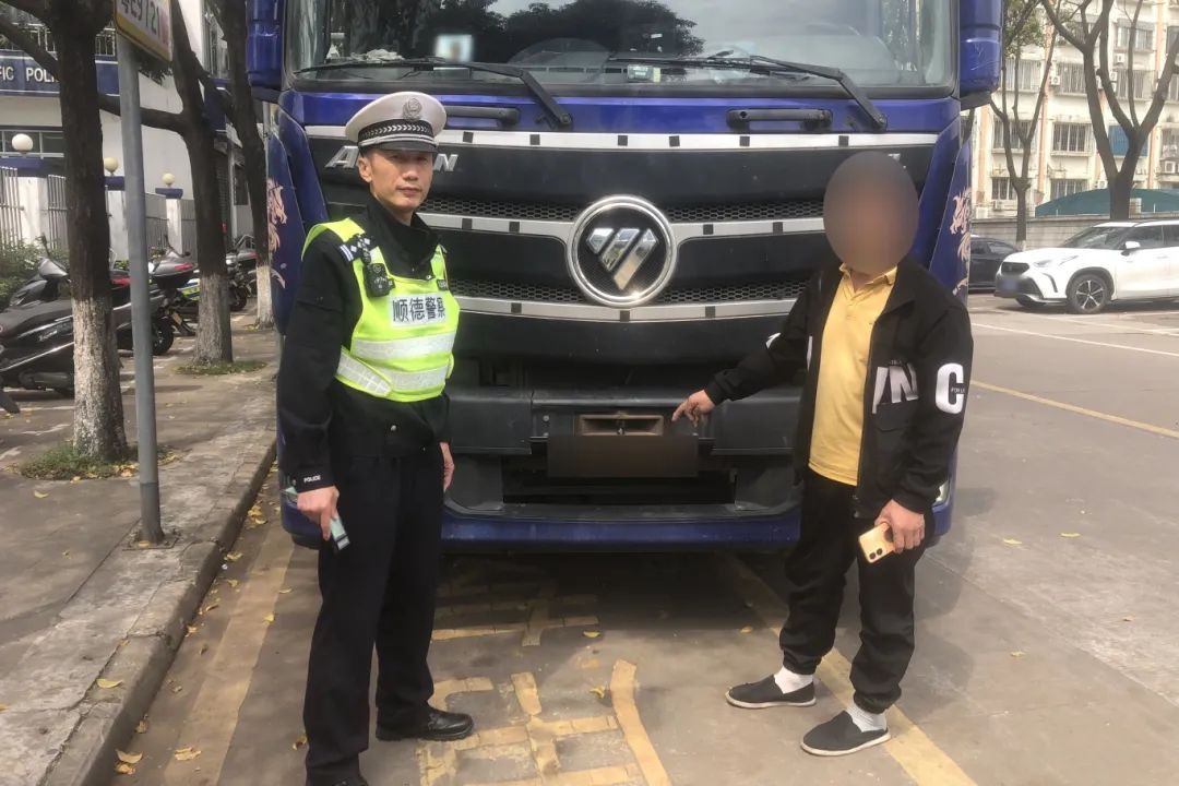 看见警察，车牌竟突然“翻脸”？抓了！
