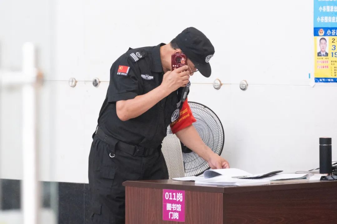 爆火的华师微笑保安叔叔，一出手惊艳所有人