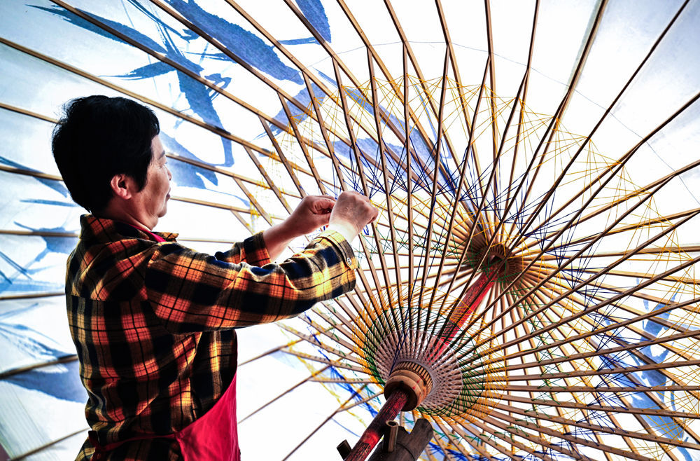 四川泸州：纸伞制作忙 “非遗”靓市场