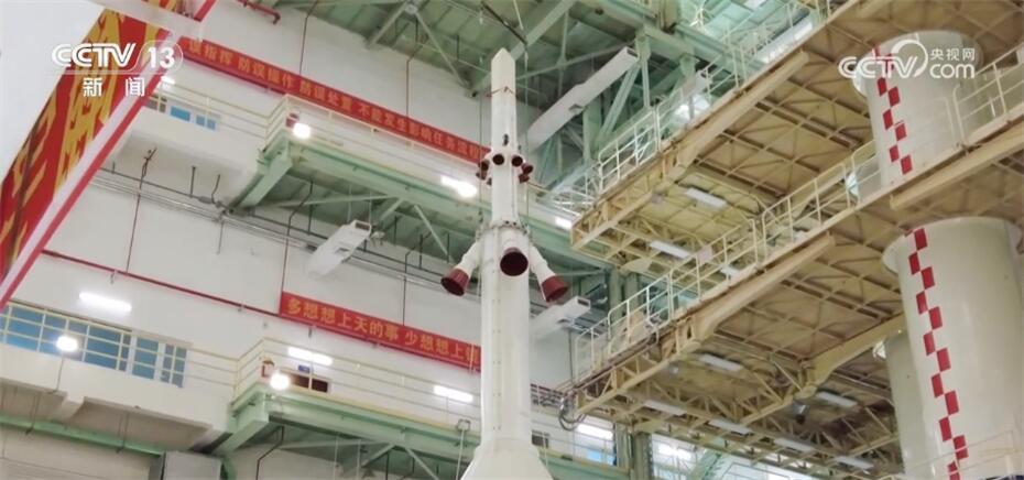 “神箭”保障安全、飞船配置“豪华” 神舟十八号航天员乘组整装待发！