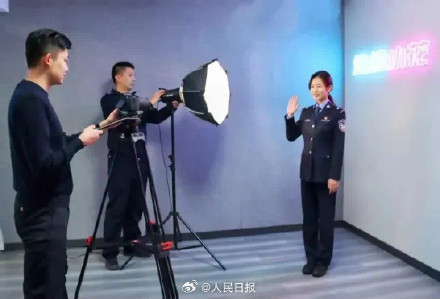 退役女兵开警务自媒体粉丝破百万
