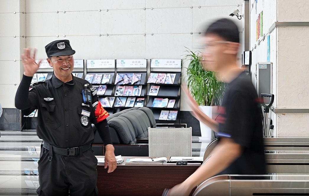 爆火的华师微笑保安叔叔，一出手惊艳所有人