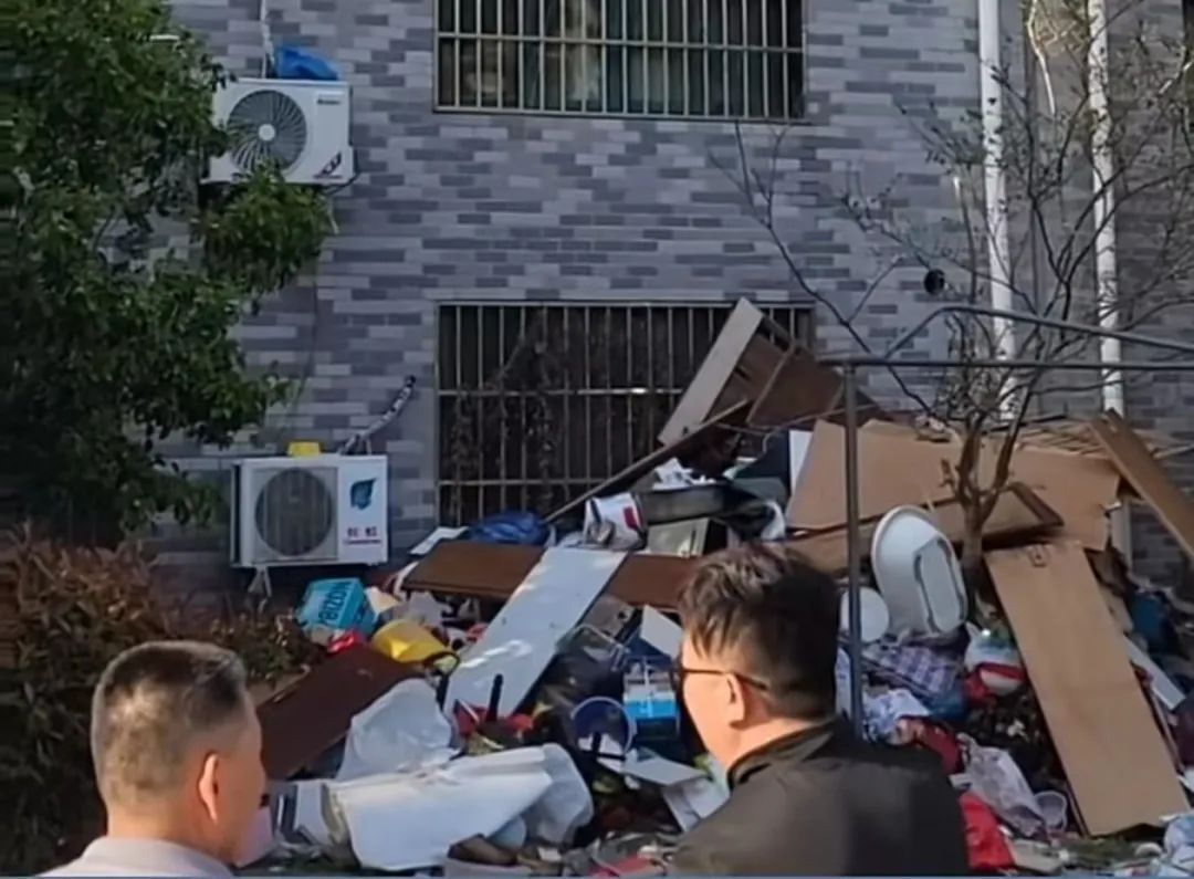 上海一老人在小区囤了24吨垃圾,“都发酵了”!35人接力9小时才清空! 上海一老人在小区囤了24吨垃圾,“都发酵了”!35人接力9小时才清空!