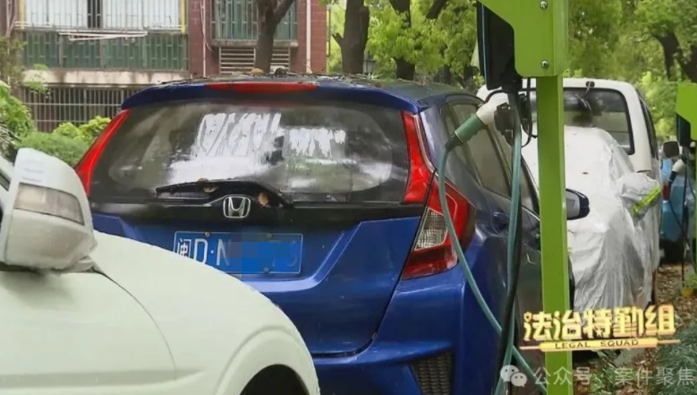 太蹊跷！上海这辆僵尸车占车位7年 业主年年按时足额缴费已逾万元