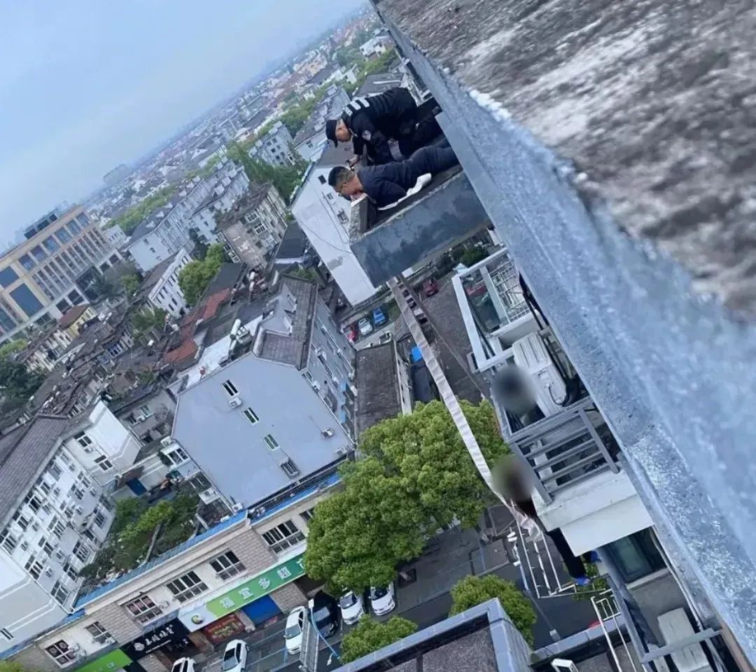 10楼阳台外女子命悬一线 邻居用消防水带护住女子等待救援 10楼阳台外女子命悬一线 邻居用消防水带护住女子等待救援