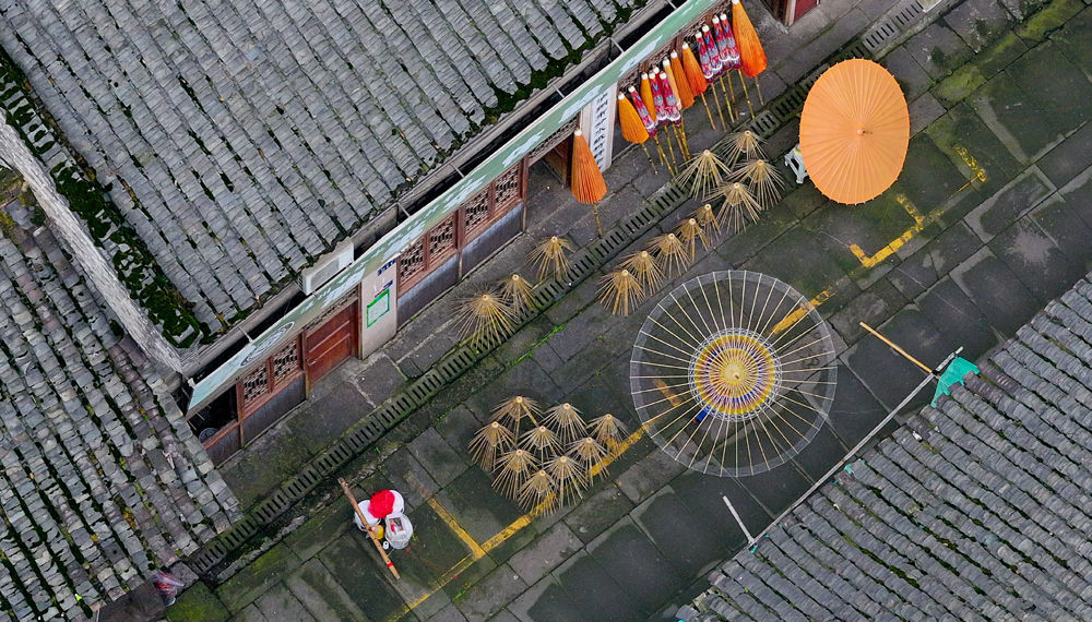 四川泸州：纸伞制作忙 “非遗”靓市场