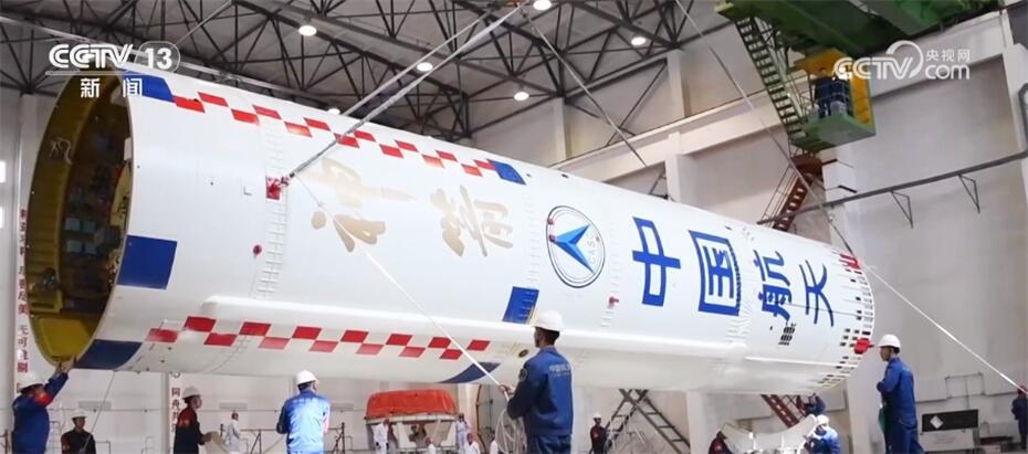 “神箭”保障安全、飞船配置“豪华” 神舟十八号航天员乘组整装待发！