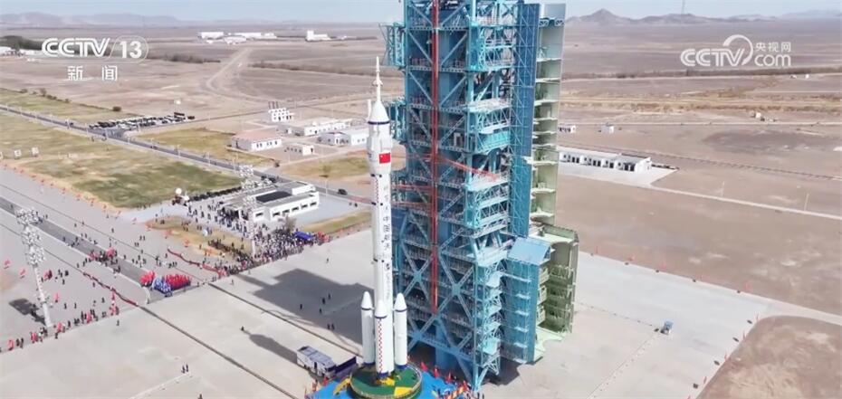 “神箭”保障安全、飞船配置“豪华” 神舟十八号航天员乘组整装待发！