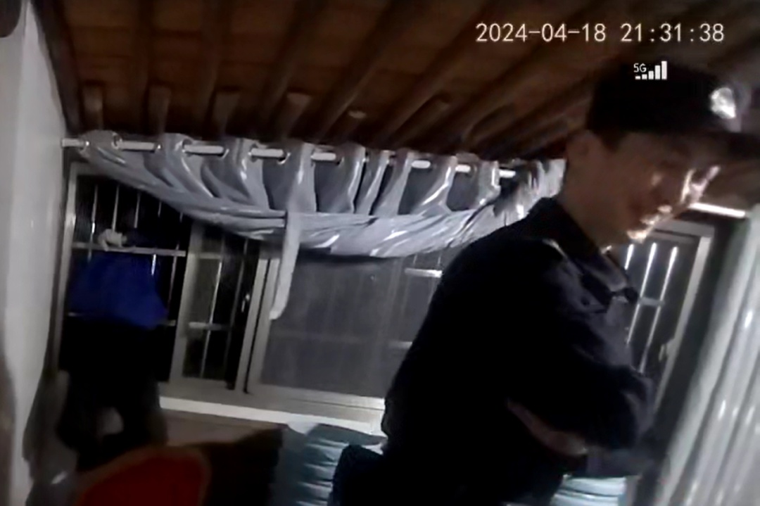 “警察同志!我家防盗窗上挂了个小偷!” “警察同志!我家防盗窗上挂了个小偷!”