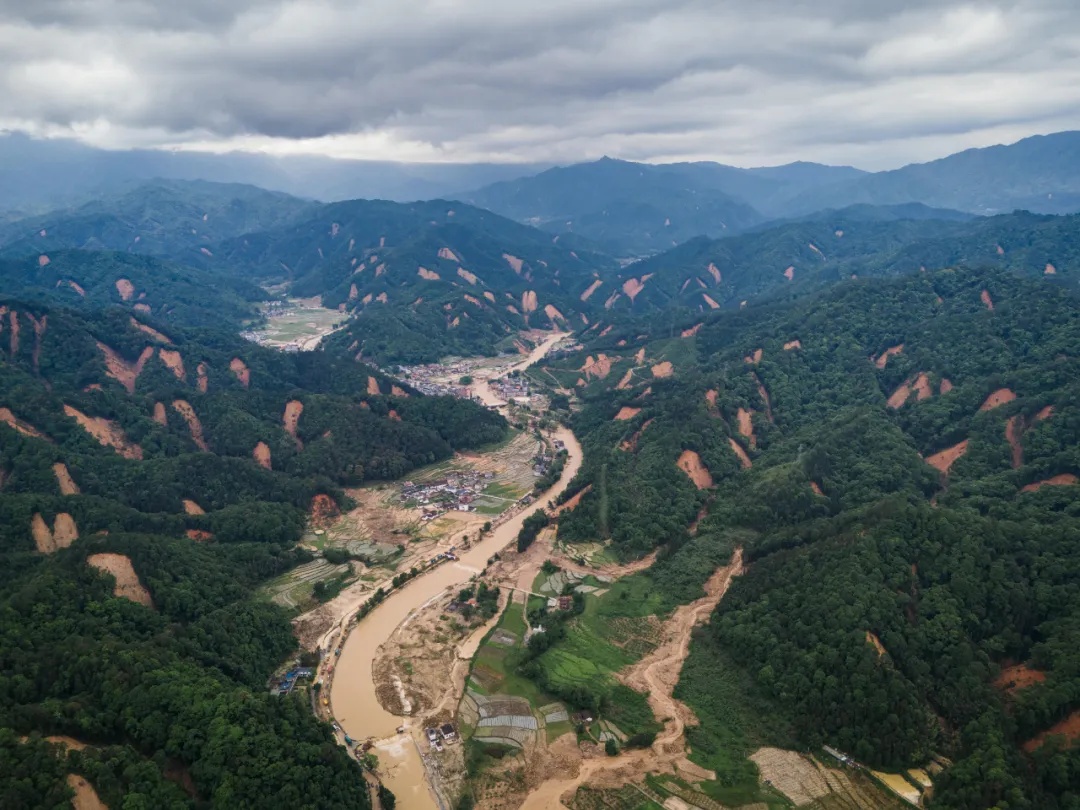 年仅28岁！他牺牲在奔跑的路上，留下一对年幼儿女