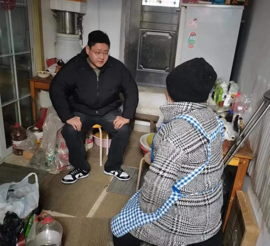 上海一老人在小区囤了24吨垃圾,“都发酵了”!35人接力9小时才清空! 上海一老人在小区囤了24吨垃圾,“都发酵了”!35人接力9小时才清空!