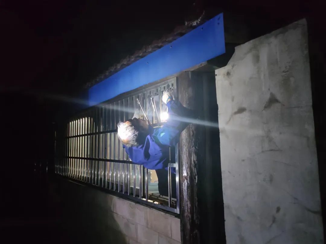 “警察同志!我家防盗窗上挂了个小偷!” “警察同志!我家防盗窗上挂了个小偷!”