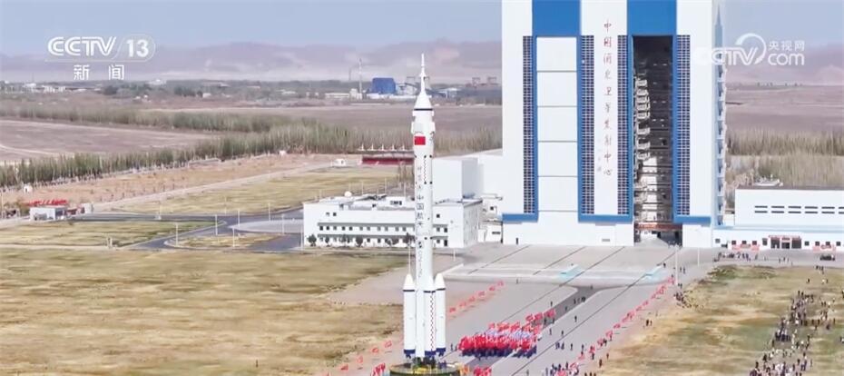 “神箭”保障安全、飞船配置“豪华” 神舟十八号航天员乘组整装待发！