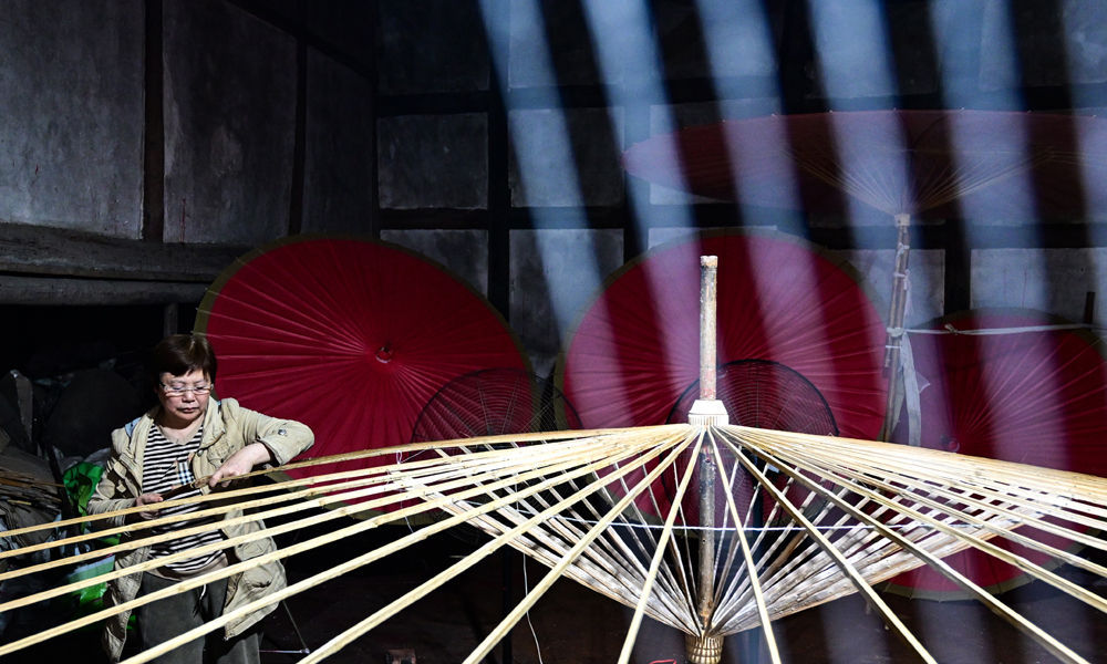 四川泸州：纸伞制作忙 “非遗”靓市场
