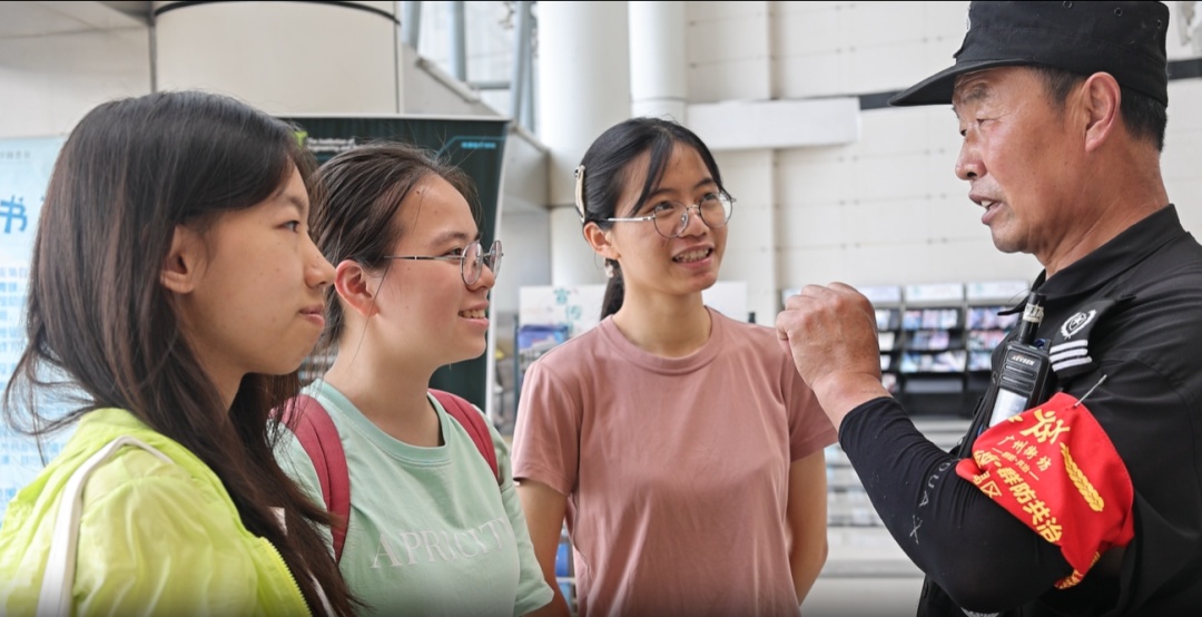 爆火的华师微笑保安叔叔，一出手惊艳所有人