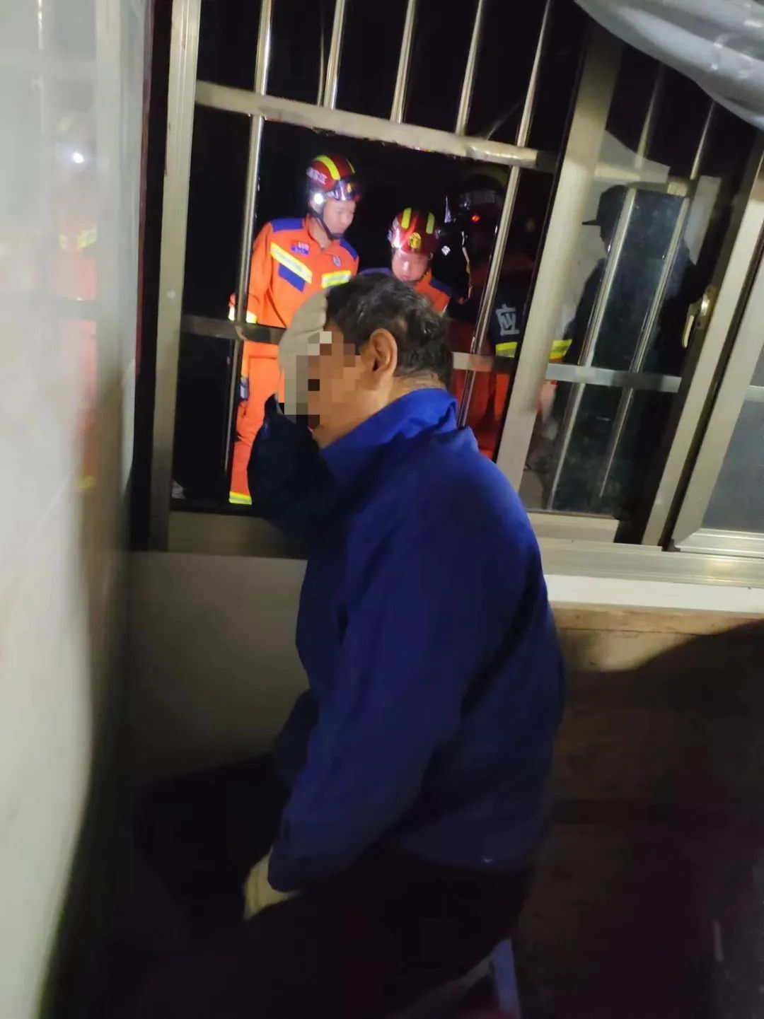 “警察同志!我家防盗窗上挂了个小偷!” “警察同志!我家防盗窗上挂了个小偷!”