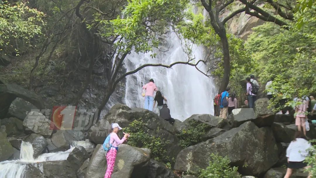 暴雨期间瀑布成网红打卡点？ 管理部门：不可能！因为…