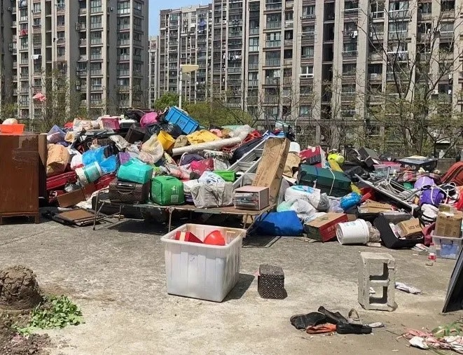 上海一老人在小区囤了24吨垃圾，“都发酵了”！35人接力9小时才清空！