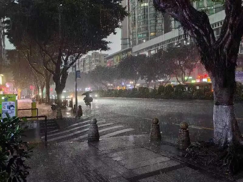 可延迟上学!广州多区暴雨及雷雨大风预警生效 可延迟上学!广州多区暴雨及雷雨大风预警生效