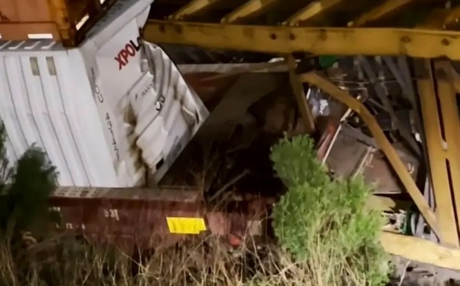 美国强风暴致一火车24节车厢脱轨 风速高达每小时129公里 美国强风暴致一火车24节车厢脱轨 风速高达每小时129公里