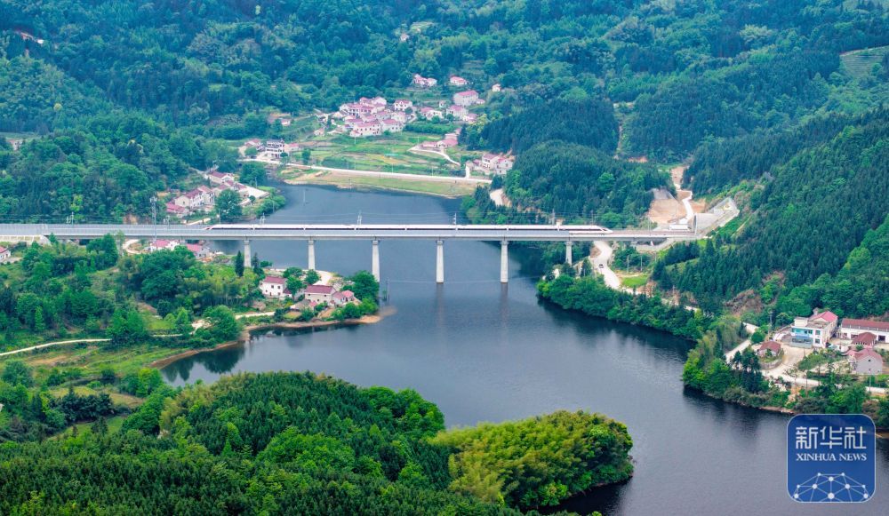 新华全媒＋丨池州至黄山高铁开通运营