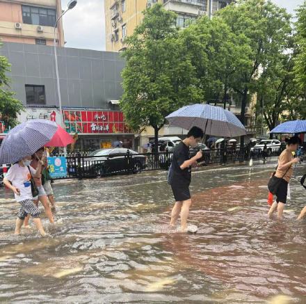 广州防暴雨内涝应急响应升级为二级，遇积水路段需小心