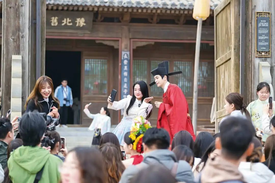 河南:景区角色互动成新宠 河南:景区角色互动成新宠