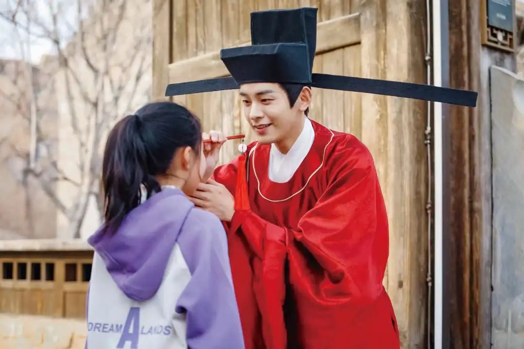 河南:景区角色互动成新宠 河南:景区角色互动成新宠