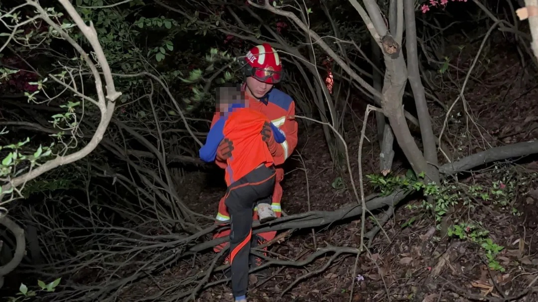 好汉坡“尝鲜”，母子三人被困其中