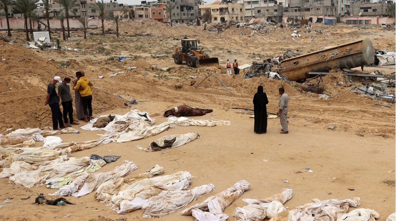 美媒：巴勒斯坦民防部门称，在加沙纳赛尔医院乱葬坑发现近400具尸体
