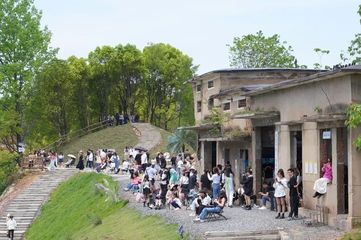 开在村里的咖啡馆，一天卖8000多杯，怎么做到的？