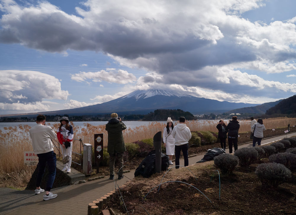 富士山下网红打卡点要建屏蔽网阻拍照