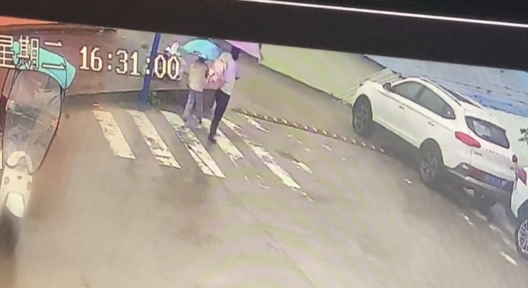 福建仙游61岁老人接孙女放学时被洪水冲走，孙女被救起老人仍失联