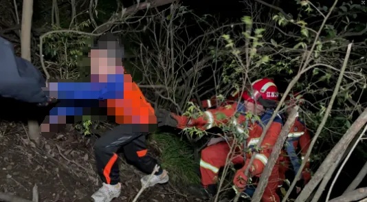 好汉坡“尝鲜”，母子三人被困其中