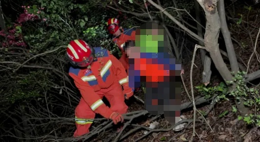 好汉坡“尝鲜”，母子三人被困其中