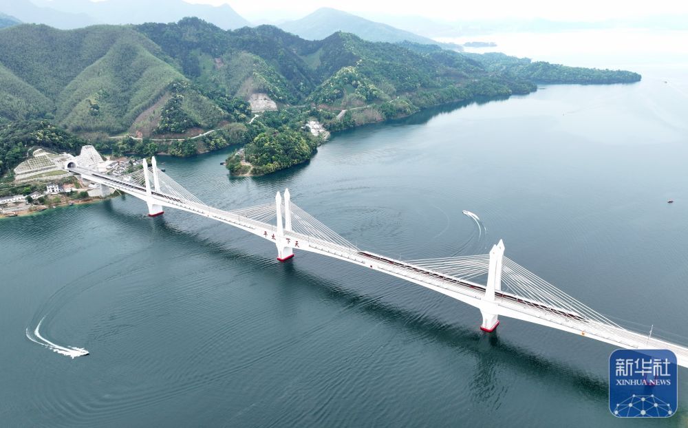 新华全媒＋丨池州至黄山高铁开通运营