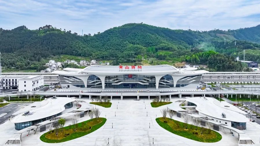 池黄高铁今日开通运营,串联多个旅游胜地,上海人能乘高铁去了 池黄高铁今日开通运营,串联多个旅游胜地,上海人能乘高铁去了