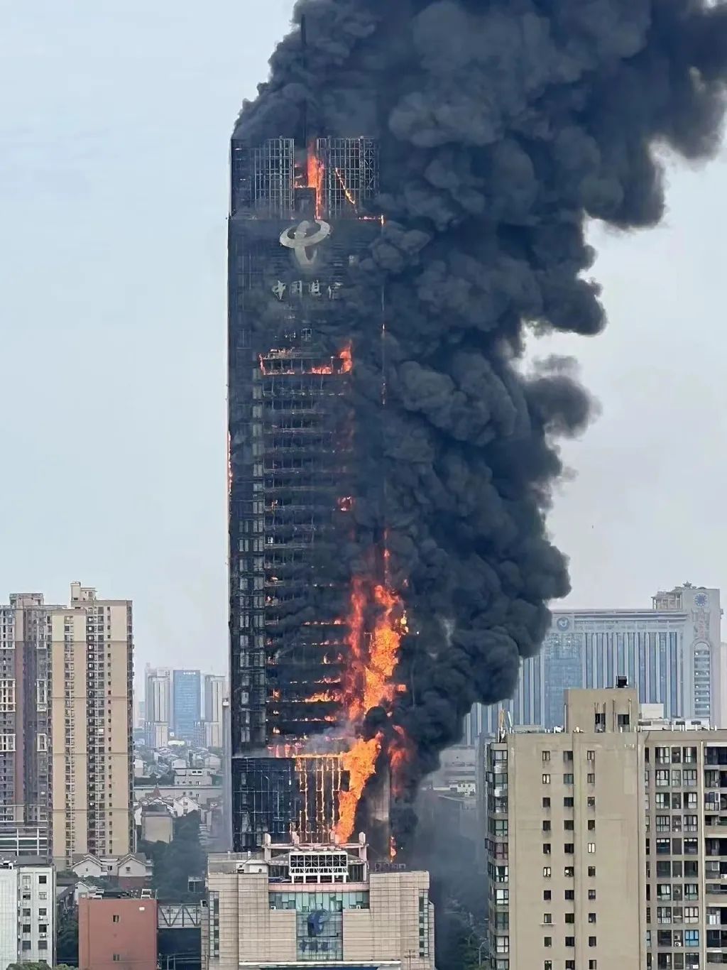 郑州一高楼起火紧急疏散20人！惊人“火力”竟来自……