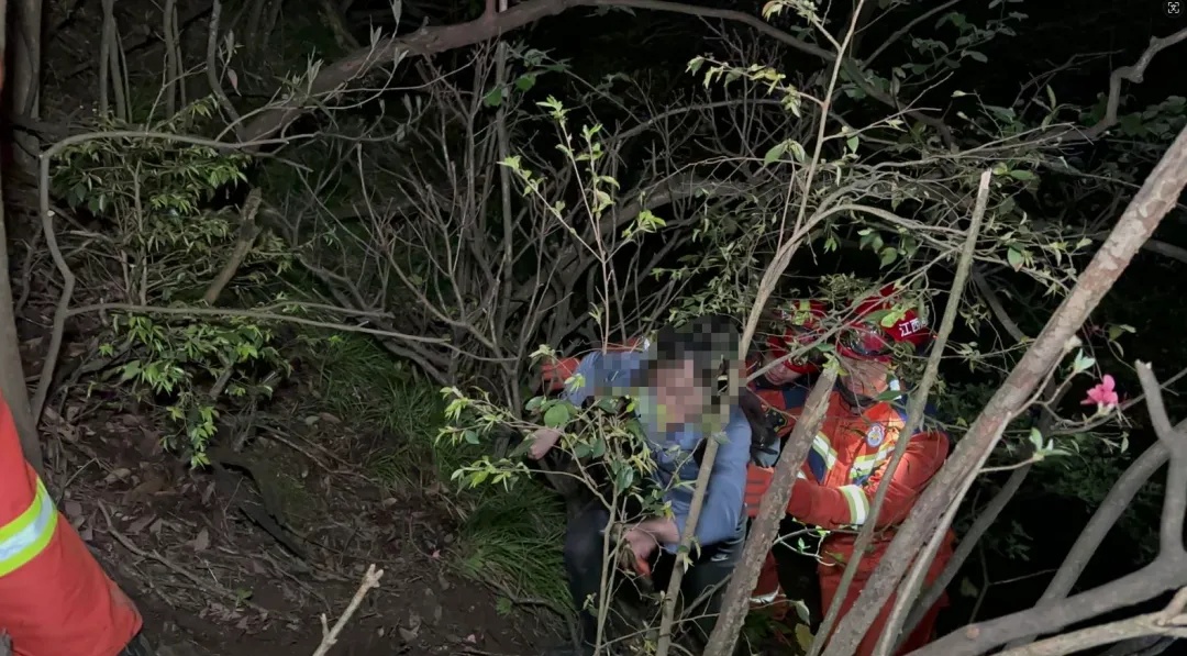 好汉坡“尝鲜”，母子三人被困其中