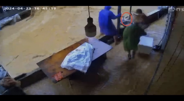 福建仙游61岁老人接孙女放学时被洪水冲走，孙女被救起老人仍失联